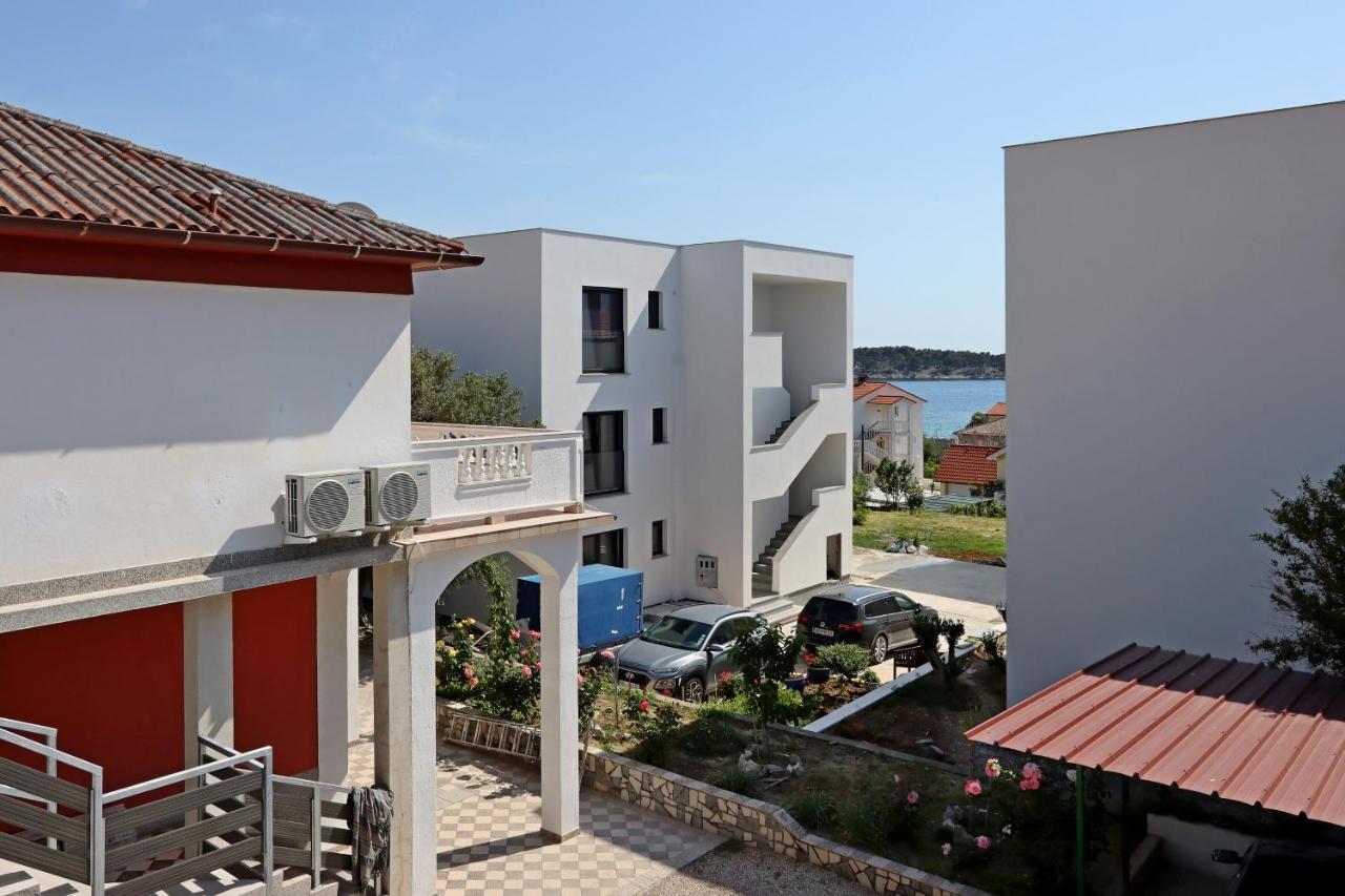 Apartments And Rooms By The Sea Banjol, Rab - 19692 Dış mekan fotoğraf